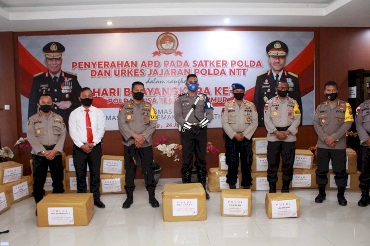 Dalam Rangka Hari Bhayangkara ke-74, Kapolda NTT Serahkan Bantuan APD dan Obat-Obatan ke Satker dan Polres Jajaran Polda NTT