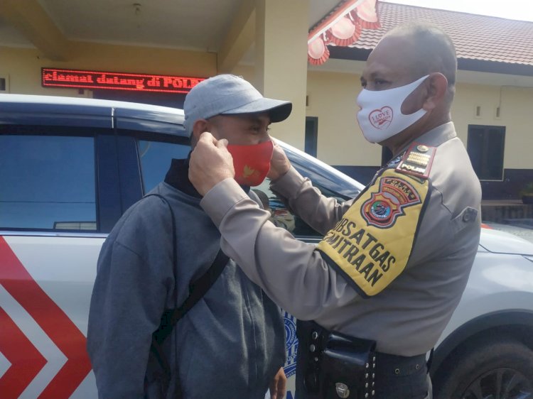 Kasatbinmas Polres Ngada Beri Bantu Masker Kepada Insan Pers Ngada