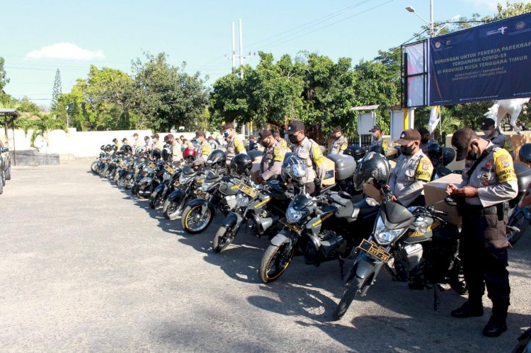 Personel Polres Kupang Kota Kawal dan Salurkan Paket Balasa Bantuan Kemenparekraf Untuk Pekerja dan Pelaku Pariwisata yang Terdampak Covid-19