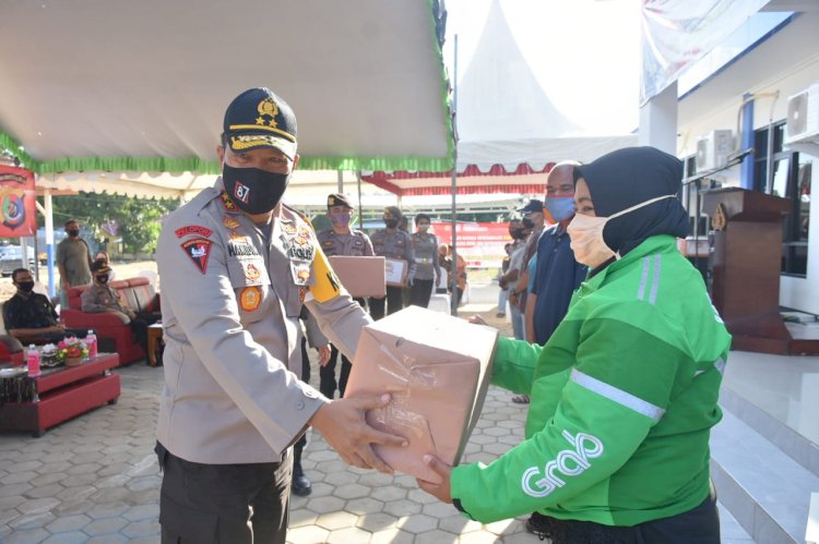 Bhakti Sosial Secara Serentak dalam Rangka Hari Bhayangkara ke 74, Kapolda NTT Beri Bansos dan SIM Masyarakat Labuan Bajo