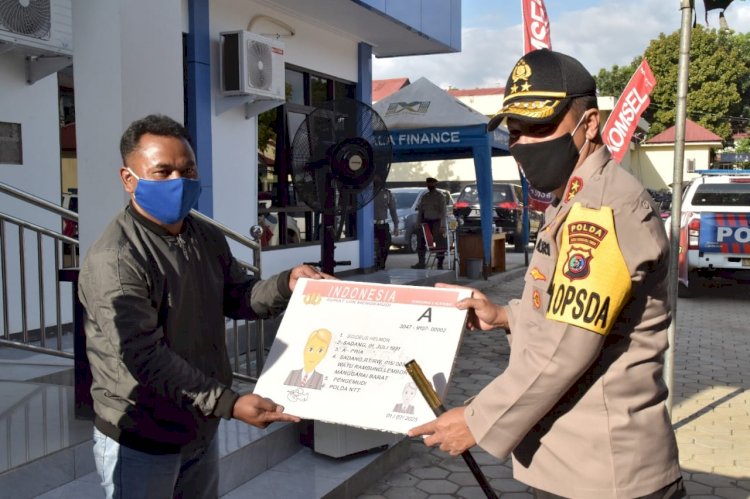 Bhakti Sosial Secara Serentak dalam Rangka Hari Bhayangkara ke 74, Kapolda NTT Beri Bansos dan SIM Masyarakat Labuan Bajo