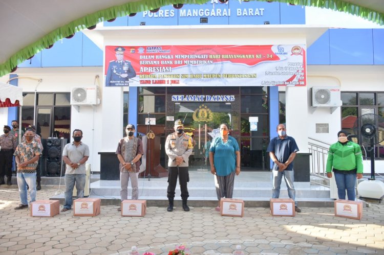 Bhakti Sosial Secara Serentak dalam Rangka Hari Bhayangkara ke 74, Kapolda NTT Beri Bansos dan SIM Masyarakat Labuan Bajo