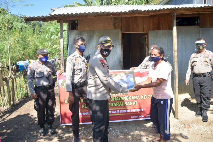 Bhakti Sosial Serentak Hari Bhayangkara ke 74, Kapolda NTT Beri Paket Sembako kepada Masyarakat Labuan Bajo