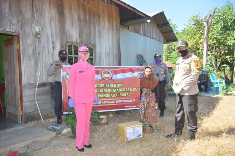 Bhakti Sosial Serentak Hari Bhayangkara ke 74, Kapolda NTT Beri Paket Sembako kepada Masyarakat Labuan Bajo