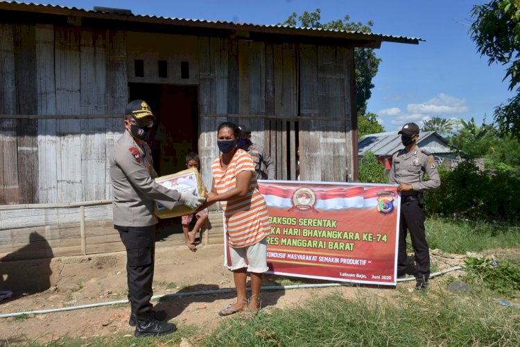 Bhakti Sosial Serentak Hari Bhayangkara ke 74, Kapolda NTT Beri Paket Sembako kepada Masyarakat Labuan Bajo