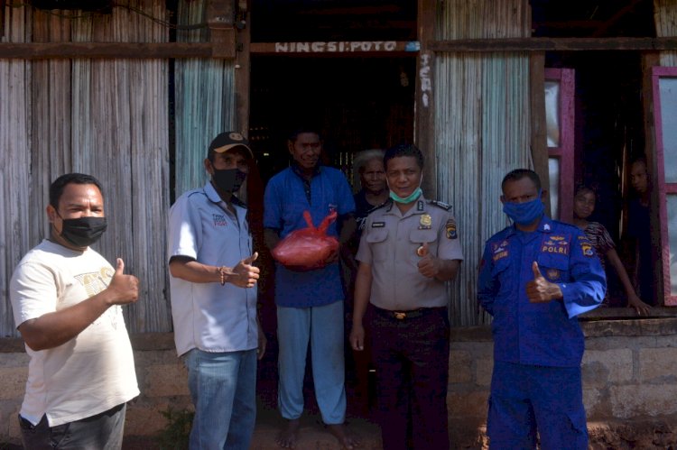 Dalam Rangka Hari Bhayangkara ke-74, Anggota Polda NTT yang Bermukim di Desa Bolok Salurkan Sembako kepada Warga Terdampak Covid-19