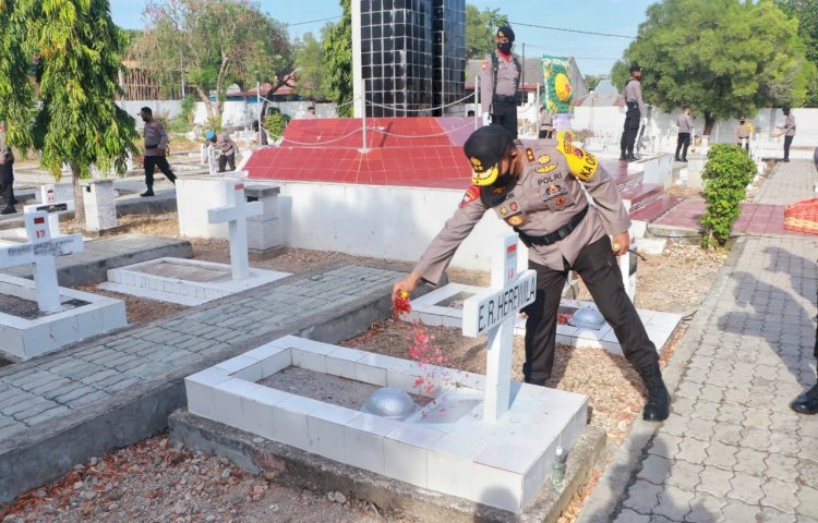 Dalam Rangka Hari Bhayangkara ke-74, Kapolda NTT Pimpin Upacara Ziarah Rombongan di TMP Dharmaloka Kupang