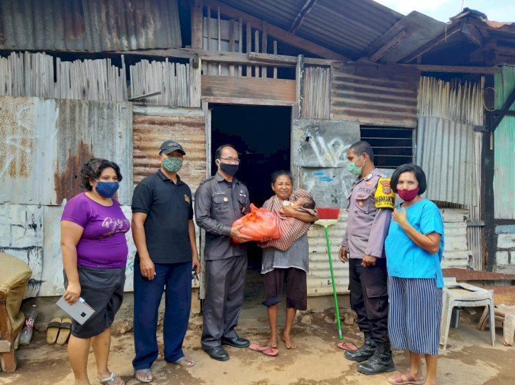 Dalam Rangka Hari Bhayangkara ke-74, Biro SDM Polda NTT Salurkan bantuan Sembako kepada Warga Terdampak Covid-19