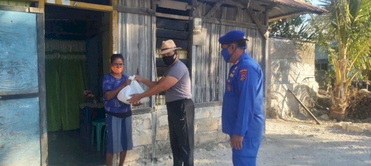 Dalam Rangka Hari Bhayangkara ke-74, Kapolda NTT Berikan Bantuan Paket Sembako Kepada Masyarakat Pesisir Bolok