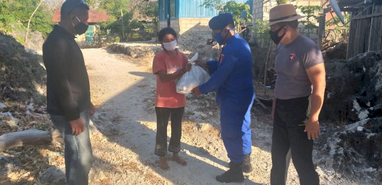 Dalam Rangka Hari Bhayangkara ke-74, Kapolda NTT Berikan Bantuan Paket Sembako Kepada Masyarakat Pesisir Bolok