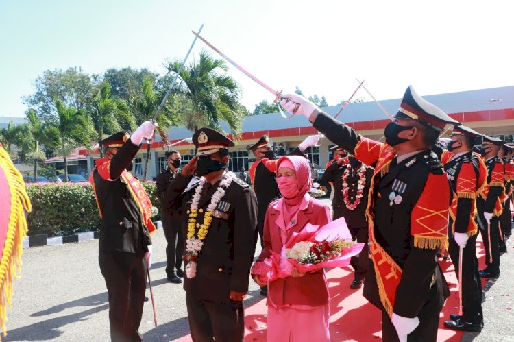 Puncak Rangkaian Hari Bhayangkara ke-74, Polda NTT Melepas Delapan Personel dan Dua ASN Polri yang Purna Tugas