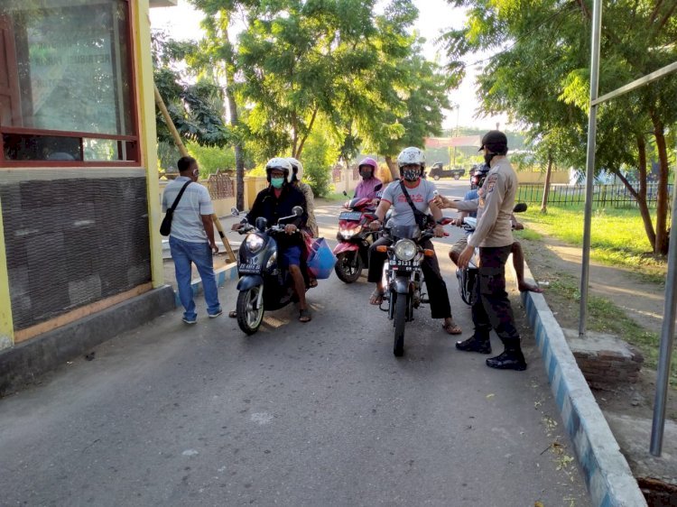 Anggota Pos Pam Pasar Alok Terus Lakukan Imbauan Protokol Kesehatan Dan Pengecekkan Suhu Tubuh