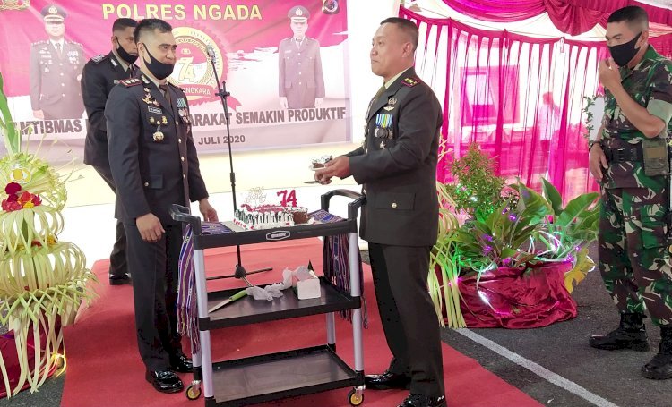 Hari Bayangkara-74, Kodim 1625 Bingkiskan Lilin Dan Kue HUT Untuk Polres Ngada