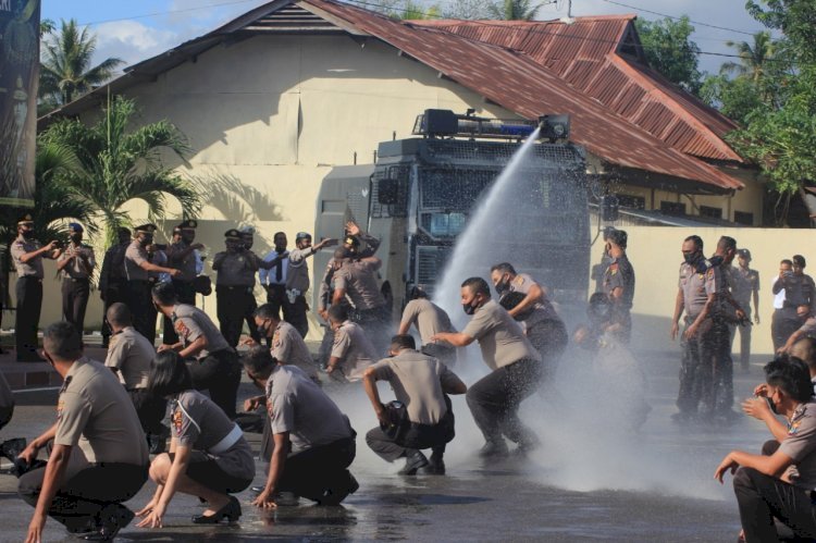 Naik Pangkat, 36 Personil Polres Belu dan Brimob Kaget Diguyur Dengan Water Canon