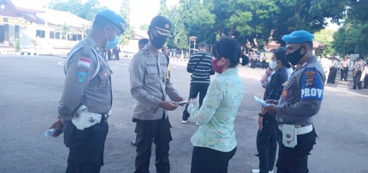 Usai Apel Pagi Wakapolres Sikka Lakukan Pemeriksaan Sikap Tampang Dan Surat Kelengkapan Diri Personil Polri