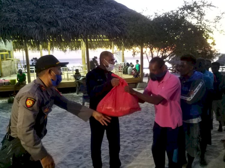 Wakapolda NTT Beri Bantuan Sembako Pada Masyarakat Kurang Mampu Terdampak Covid-19 di Pantai Liman