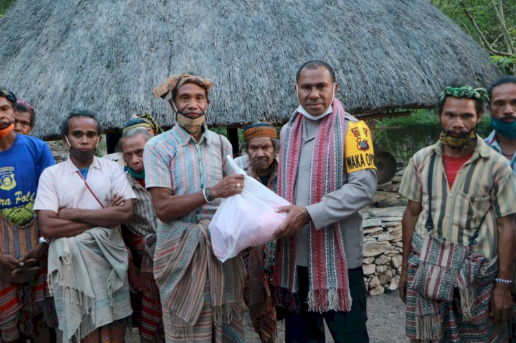 Bertemu Raja Boti, Wakapolda NTT Jalin Silaturahmi dan Berikan Bantuan Bagi Warga