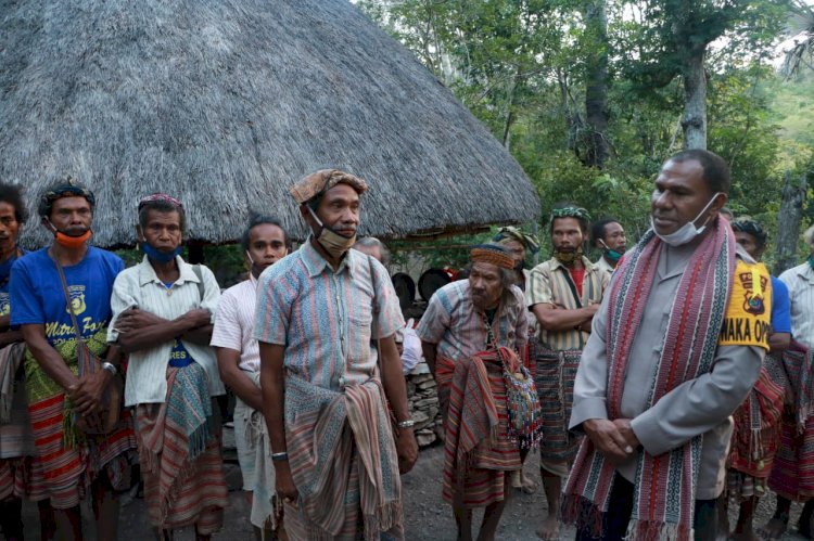 Bertemu Raja Boti, Wakapolda NTT Jalin Silaturahmi dan Berikan Bantuan Bagi Warga