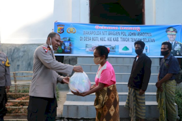 Bhakti Sosial Polri Bagi Masyarakat, Wakapolda NTT Berikan Bantuan Paket Sembako di Kampung Boti