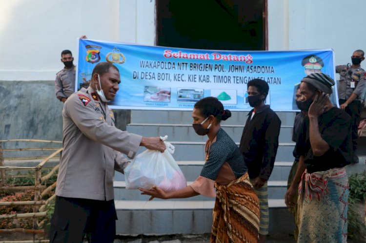 Bhakti Sosial Polri Bagi Masyarakat, Wakapolda NTT Berikan Bantuan Paket Sembako di Kampung Boti