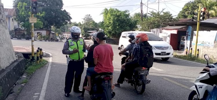 Adaptasi Kebiasaan Baru, Satlantas Polres Ende Imbau Pengendara Gunakan Helm dan Masker Demi Keselamatan