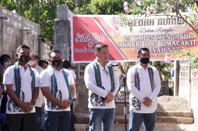 Alumni AKABRI Angkatan 1995 Bimacakti Wilayah NTT Bedah Rumah Seorang Purnawirawan TNI