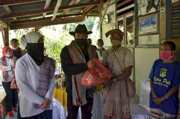 Kapolda NTT Serahkan Paket Sembako di Desa Adat Boti