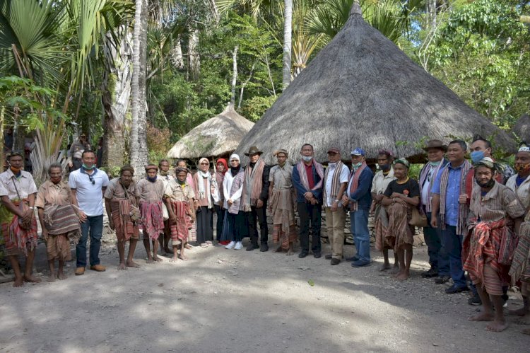 Kapolda NTT Serahkan Paket Sembako di Desa Adat Boti