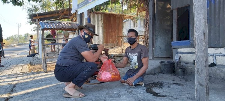 Kapolda NTT beri Bantuan Sembako kepada Tukang Tambal Ban Difabel