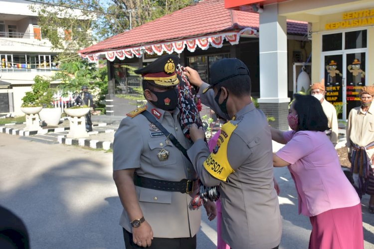 Tiba di Mapolda NTT, Wakapolda NTT Disambut Secara Adat Natoni