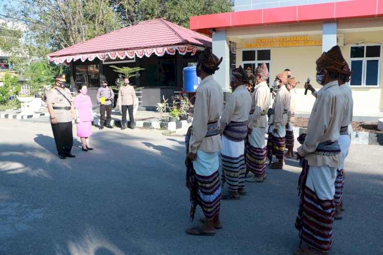 Tiba di Mapolda NTT, Wakapolda NTT Disambut Secara Adat Natoni