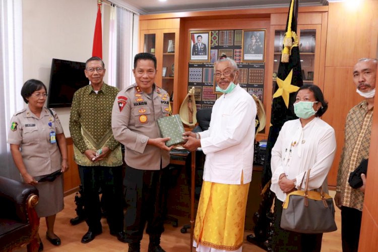 Jalin Silaturahmi dengan Tokoh Agama, Kapolda NTT Menerima Kunjungan dari Ketua Beserta Pengurus PHDI NTT