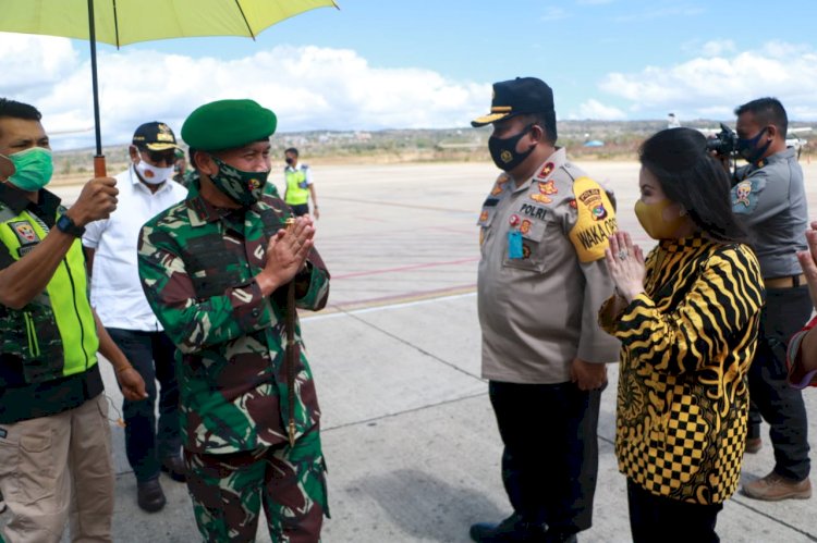 Wakapolda NTT Sambut Kedatangan Pangdam IX/Udayana di Bandara El Tari Kupang