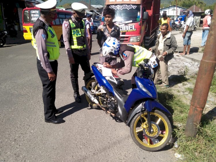 Tidak Menggunakan Masker Dan Helm, Sat Lantas Berikan Sanusi DanTeguran