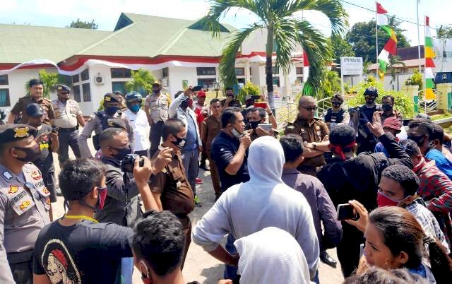 Polres Flotim Lakukan Pengawalan dan Pengaman Unras Damai Dari Aliansi Pemuda Progresif