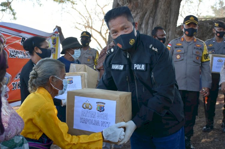 Kunjungi Lembata, Kapolda NTT Salurkan Paket Sembako Kepada Masyarakat Desa Mingar