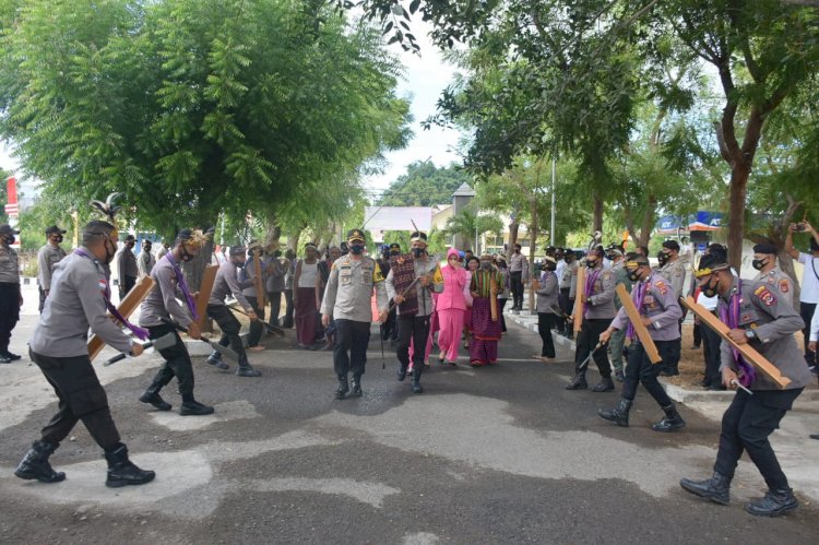 Tiba di Mapolres Lembata, Kapolda NTT dan Ketua Bhayangkari Daerah NTT Disambut Dengan Tarian Daerah