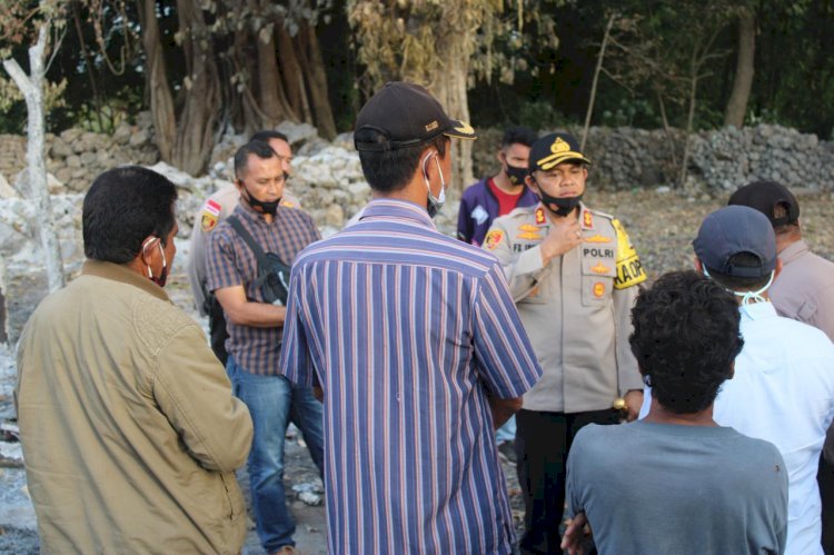 Berempati Terhadap Korban Kebakaran di Kampung Deke, Kapolres Sumba Barat Bagikan 300 Kg Beras