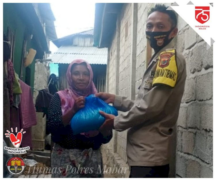 Aipda I Gusti Putu Suardiasa Berikan Bantuan Berupa Beras Kepada Warga Binaan