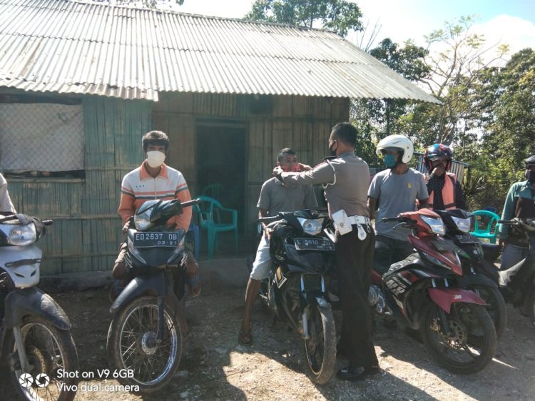 Sambangi Komunitas Ojek, Bripka Lalu Sosialisasikan Taat Berlalu Lintas Hingga Pilkada Damai