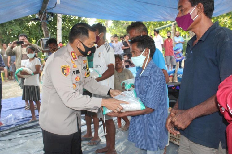 Berempati Terhadap Korban Kebakaran di Kampung Deke, Kapolres Sumba Barat Bagikan 300 Kg Beras