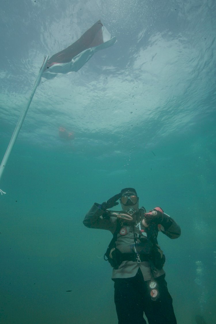 HUT RI ke 75, Kapolda NTT Kibarkan Bendera Merah Putih di Bawah Laut