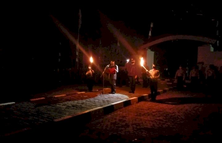 Malam Renungan Suci Di Makam Pahlawan Di Pimpin Kapolres Sumba Barat Selaku Inspektur Upacara