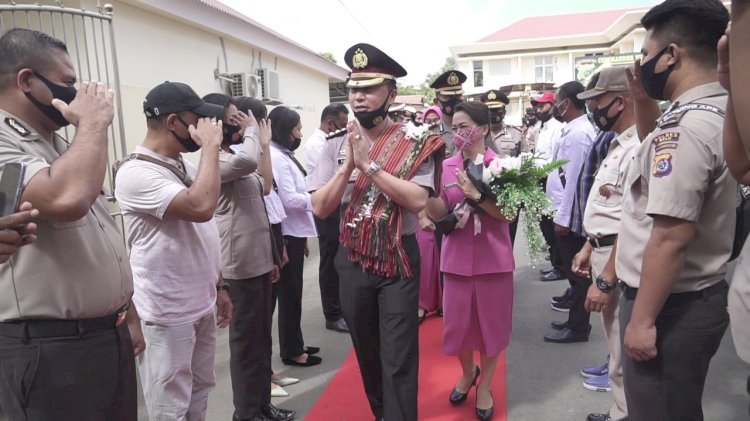 Dari Lobby hingga Pintu Keluar Mako, Anggota Polres Belu dan Bhayangkari Lepas AKBP Cliffry menuju Tempat Tugas yang Baru