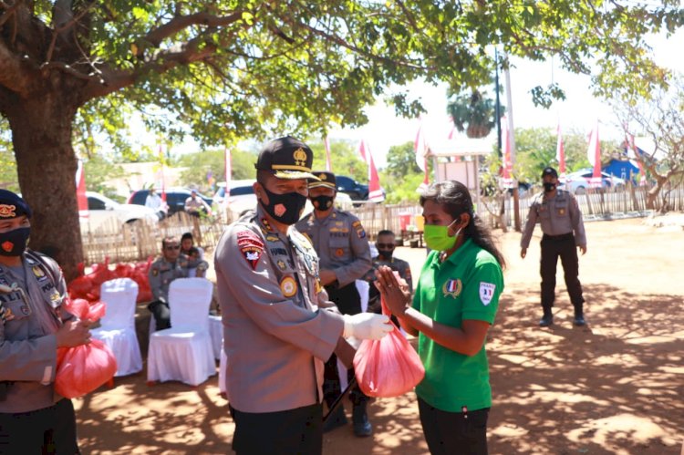 Di Kabupaten Sabu Raijua, Kapolda NTT dan Wakapolda NTT Serahkan Paket Sembako Kepada Masyarakat Terdampak Covid-19