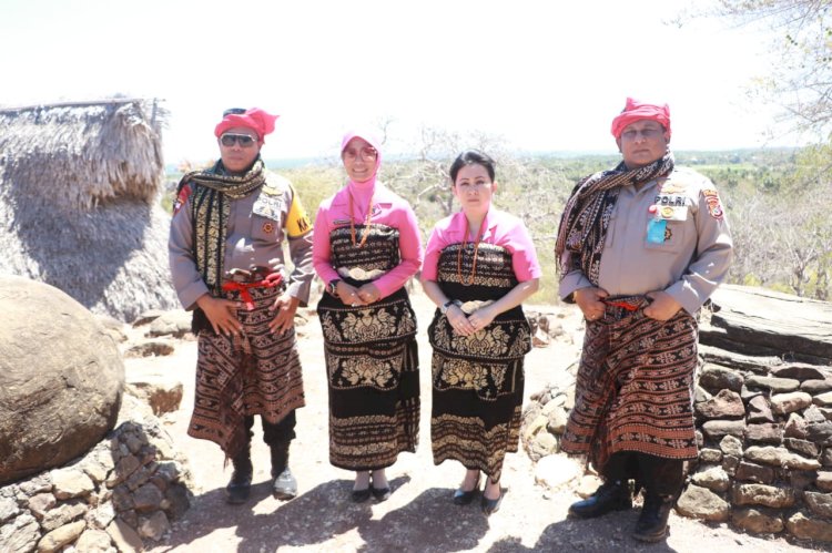 Di Sabu Raijua, Kapolda NTT kunjungi Destinasi Pariwisata Kalabba Madja dan Kampung Adat Namata