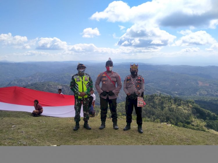 Hut Kemerdekaan RI ke-75, Kapolsek Amanatun Selatan Ikut Kibarkan Bendera Merah Putih di Puncak Gunung Sunu