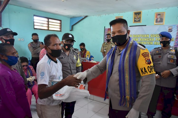 Kunjungan Kerja Ke Alor, Kapolda NTT Serahkan Paket Sembako Kepada Masyarakat