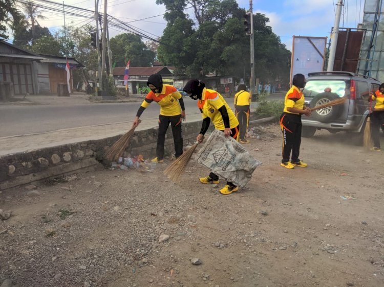 HUT Polwan ke-72, para Polwan Polres TTU bersihkan Pasar