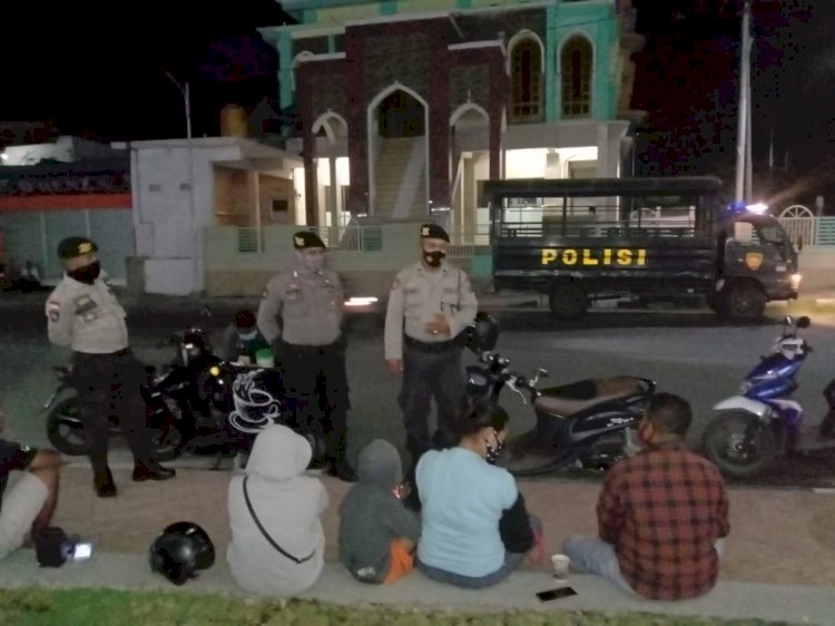 Satsabhara Polres Ende Berikan Himbauan Protokol Kesehatan Saat Patroli Malam